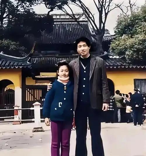 这张照片拍摄于1985年，一位9岁小女孩与她父亲的留影旧照，长大后成家喻户晓电影