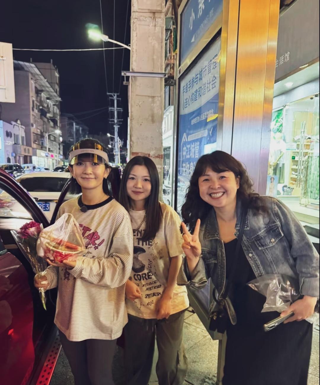 谢娜素颜出镜，变化不小，脸型馒化，也没有那么灵气！整个人看着很普通。#谢娜#