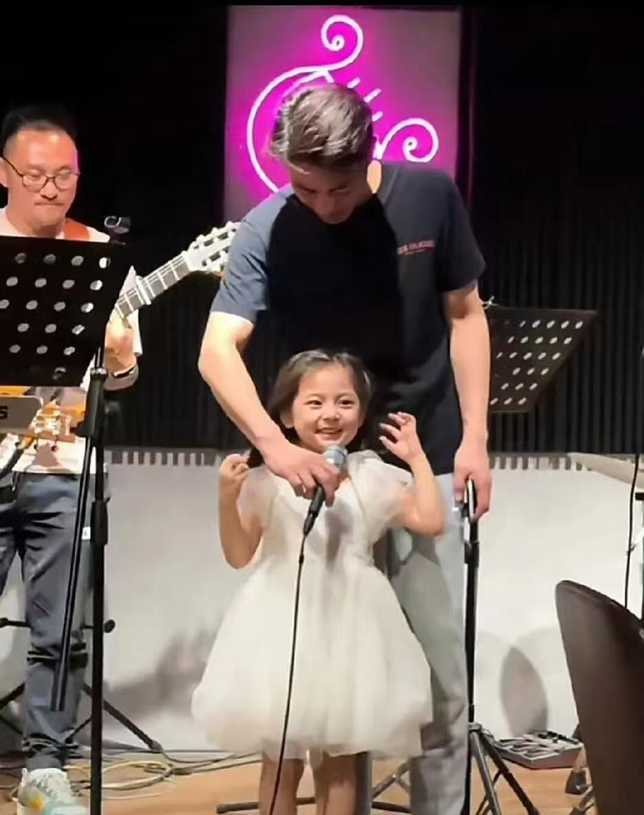 瞧瞧，霍建华对女儿那叫一个疼爱，各种宠溺，真真是妥妥的女儿奴啊