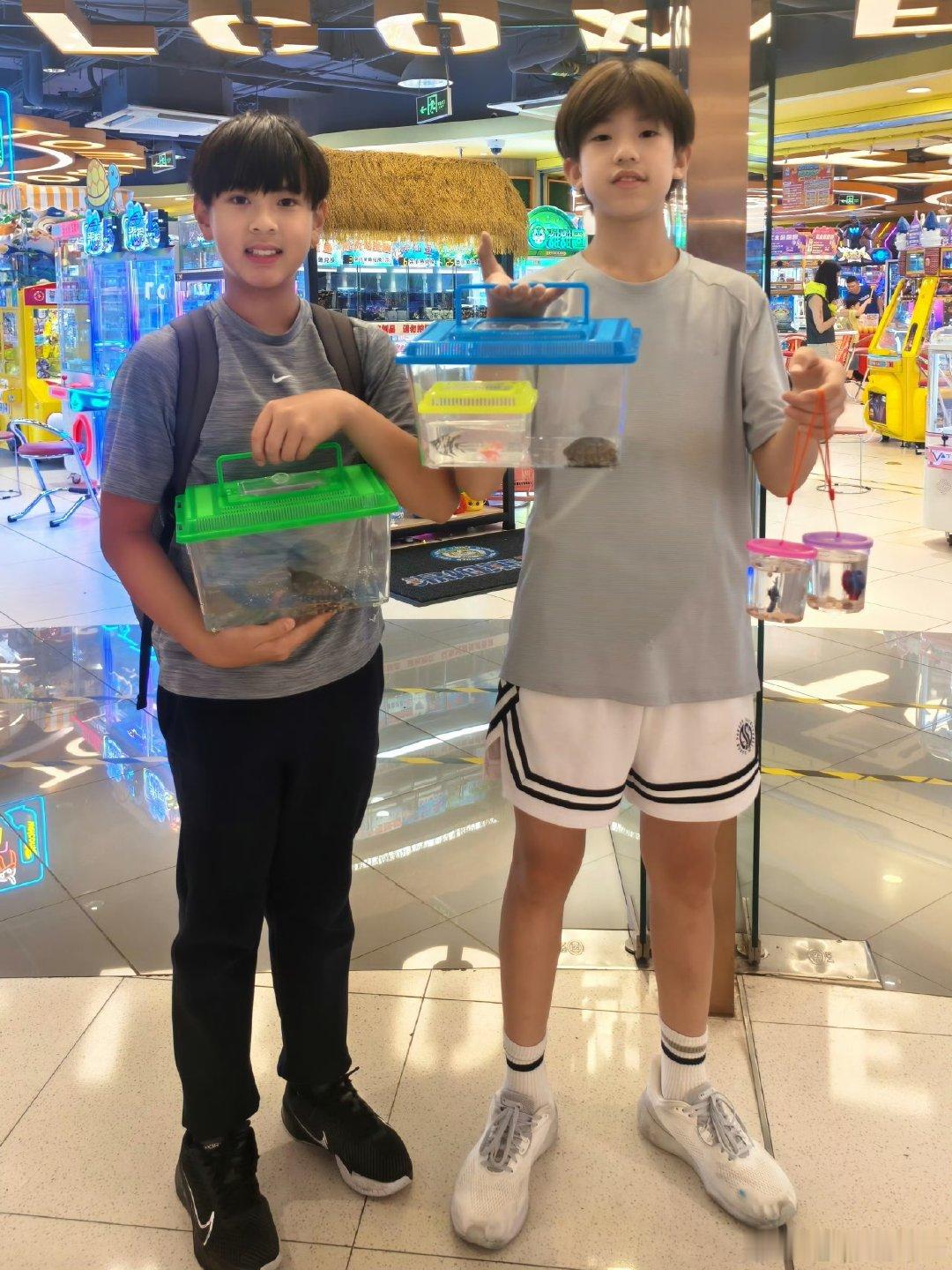 陈小春儿子吴尊儿子刘畊宏儿子同框这三位小帅哥因爸爸相识，从小一起玩到大，现在依