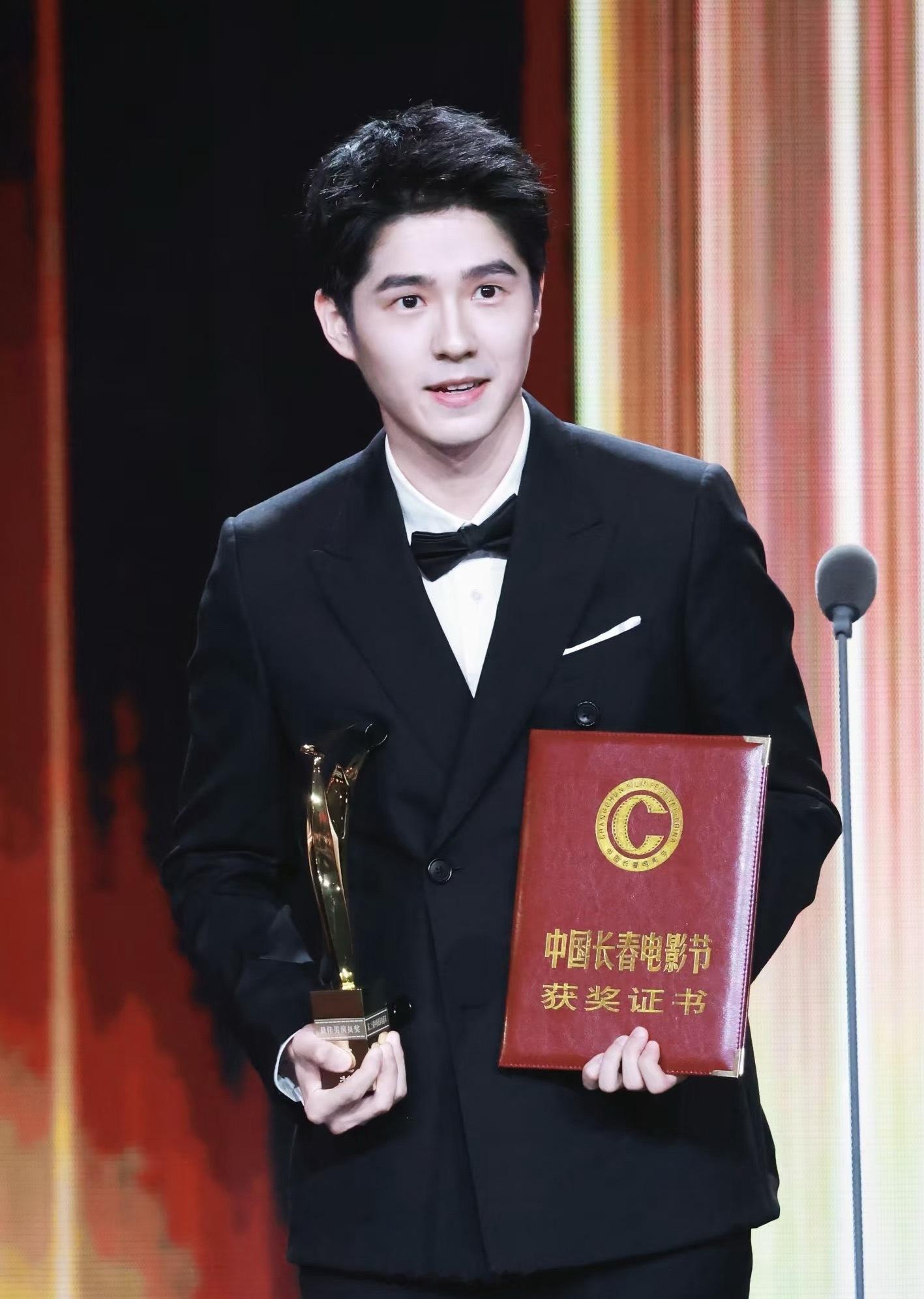 刘昊然金鹿奖影帝路人角度来看刘昊然是认真演戏是好演员，平时很少露面，没有花边新闻