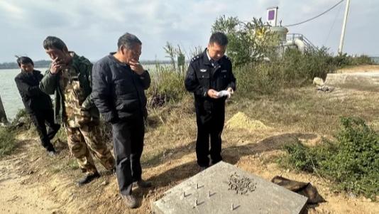 钓“大鱼”钓出危险品！江西河道惊现战争遗留弹药-近日，江西省吉安市的一位