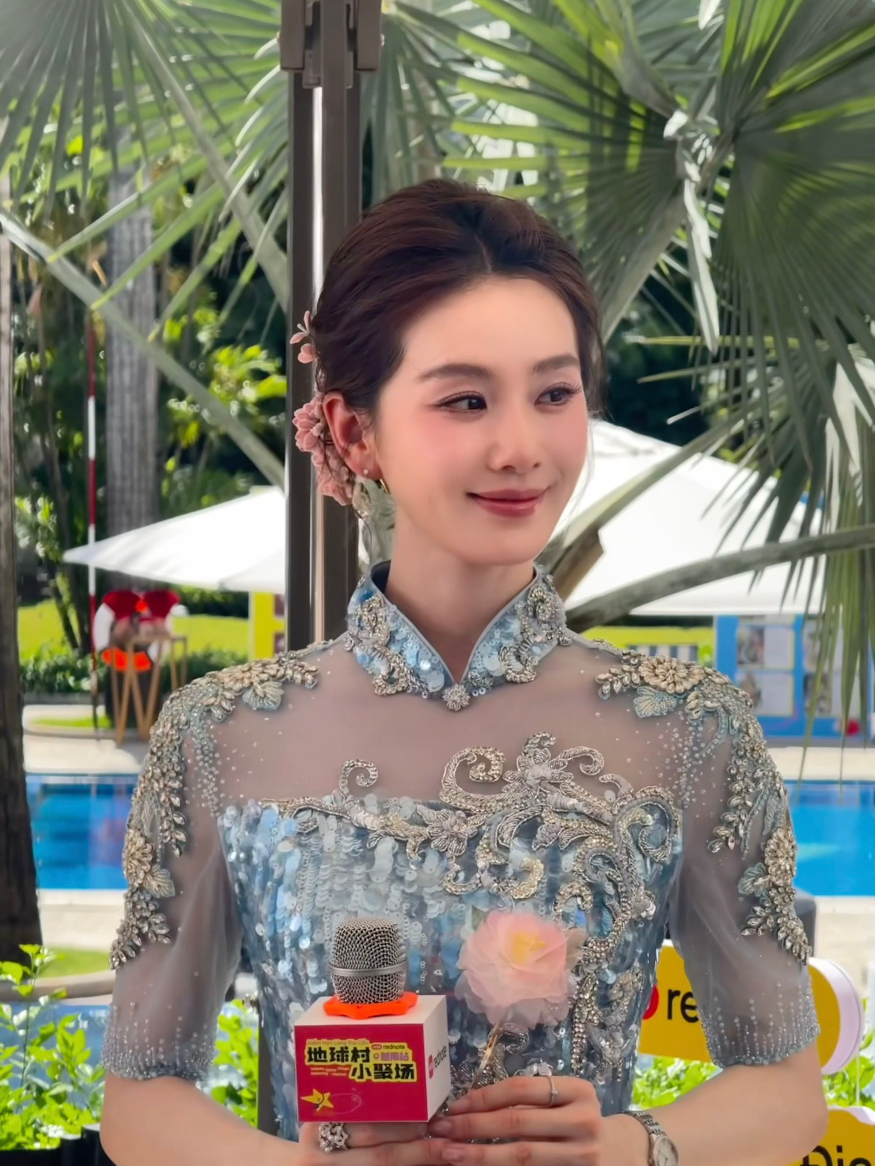 刘诗诗在越南出席活动，天哪美晕，手里拿着夕雾花啊啊啊啊女神！