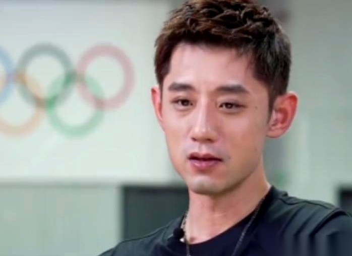 张继科排男单最强三人，直接报出马龙、樊振东和他自己。接着他又补了一句狠的：就算把直板算进来，前三依然