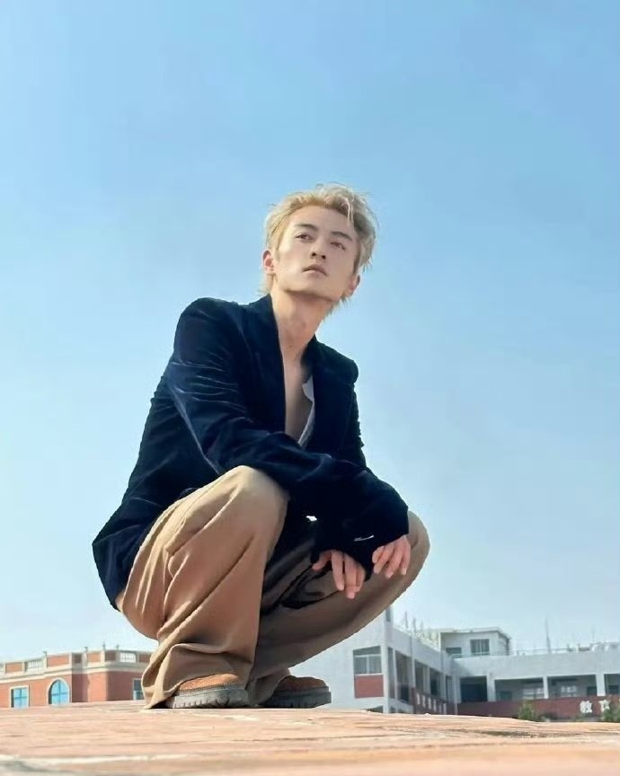 陈晓离婚后焕然一新，第一张神似吴克群，第二张又像谢霆锋，这状态绝了​​​