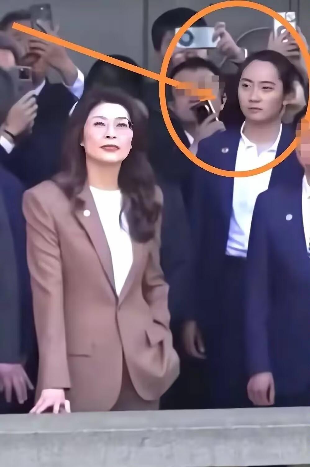 这趟大陆行程，估计最郁闷的就是那位女保镖了。本来人家接的任务就是默默保护安全，结