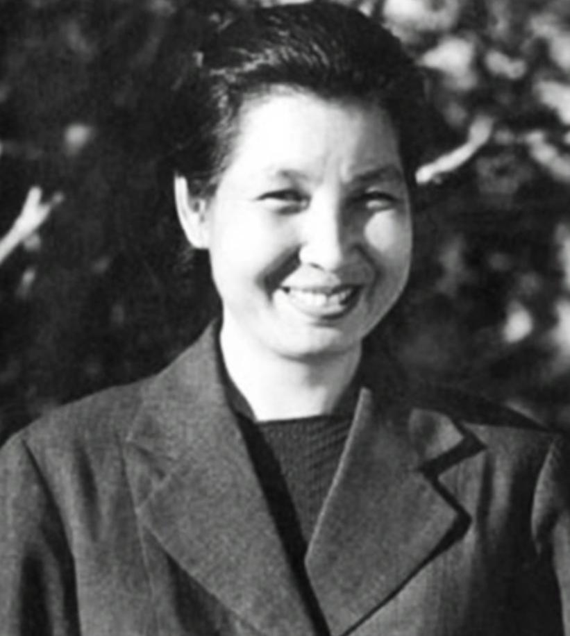 1930年，曾志走在路上，突然被路上一女子一把抓住，声称曾志欠她钱，向曾志讨要钱