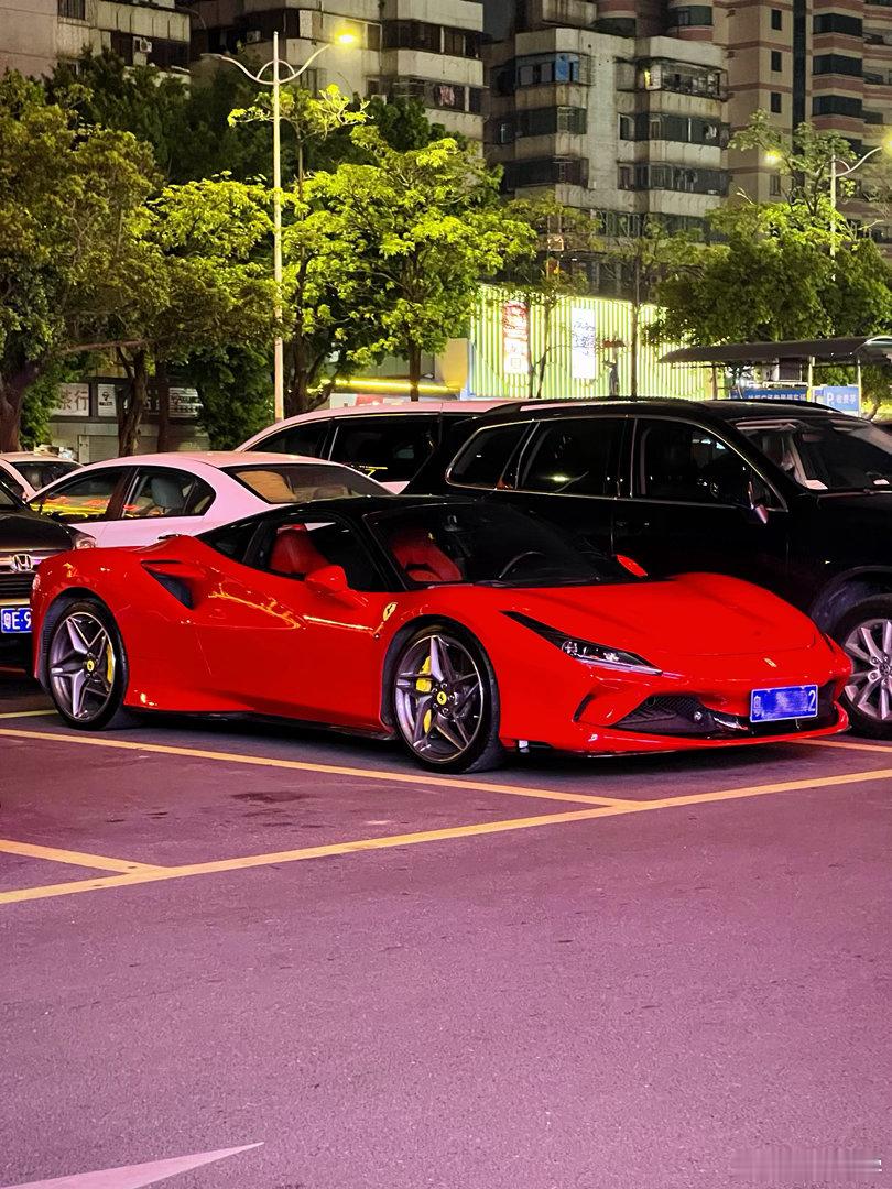 致敬纯燃油超跑时代 法拉利F8  ​​​