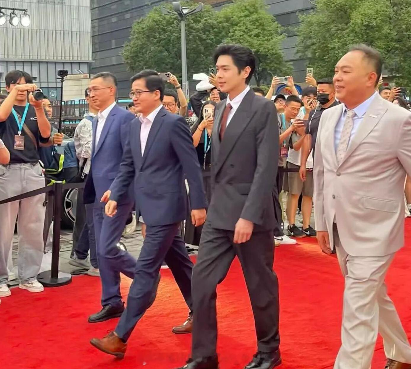 比亚迪大唐正式上市，提供四个版本车型，售价23.99万-30.99万，之前预售价