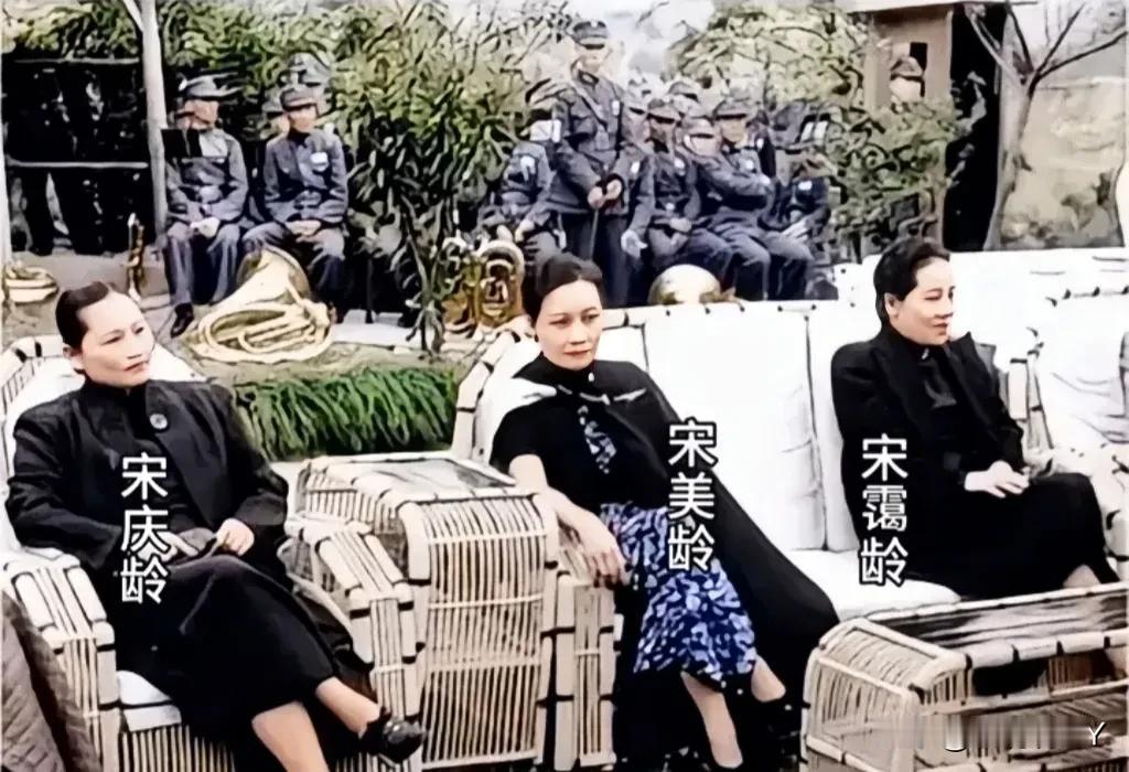1944年，重庆，宋氏三姐妹最后一次同框的珍贵合影。这并非演员扮演，而是货真价实