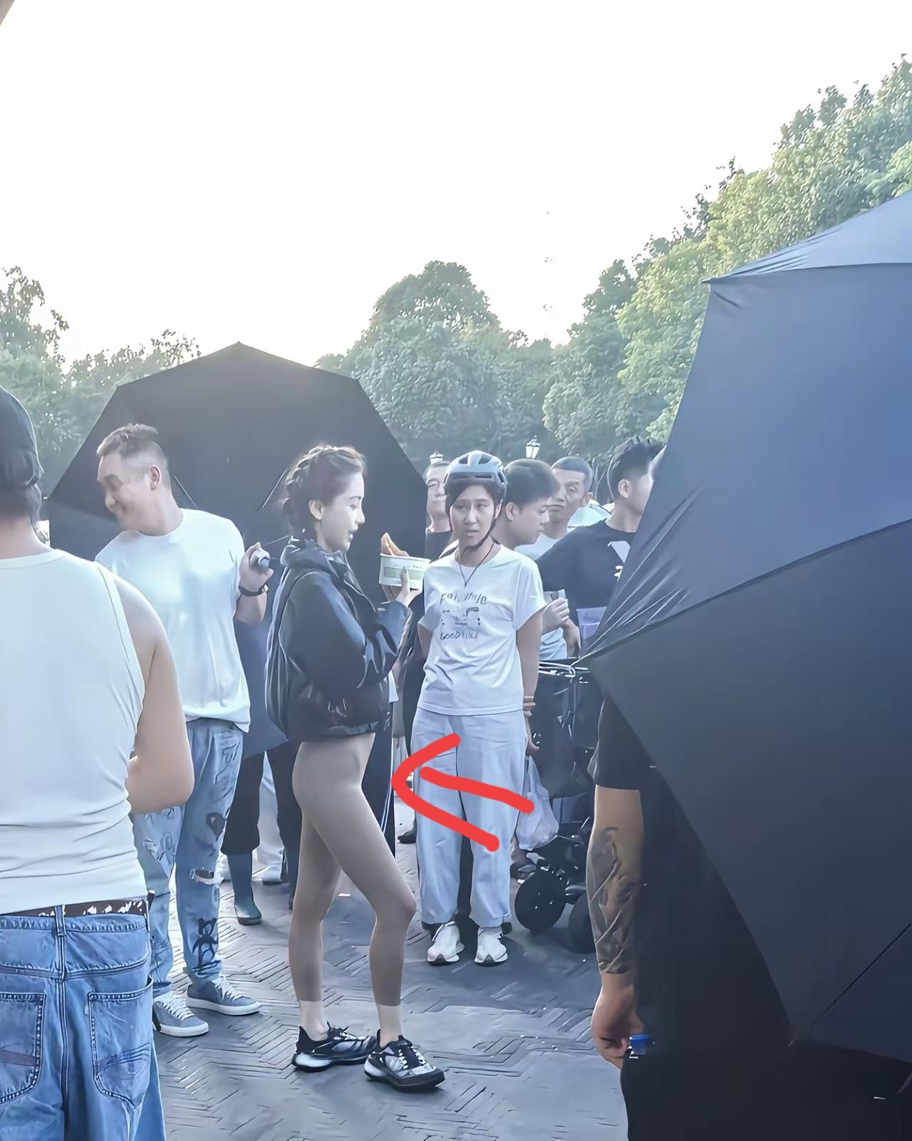看过baby杨颖线下的模样，她的皮肤是真的白，但是有一点不得不说，她