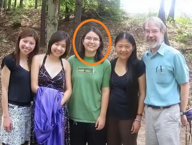 震惊全美的加州华裔岳父岳母枪杀女婿乔纳森案又曝出新料了！图中红圈里的姑娘是乔