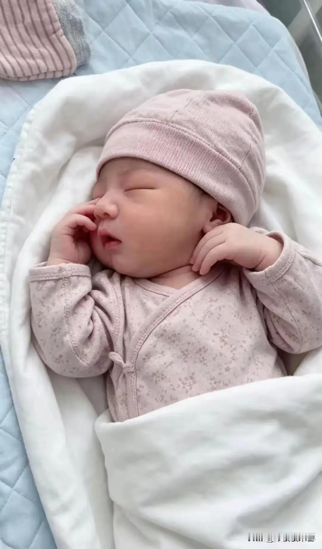 嫂子生了个女儿，我婆婆很不高兴，天天指桑骂槐。有一次哥不在家，我婆婆又骂嫂子是“
