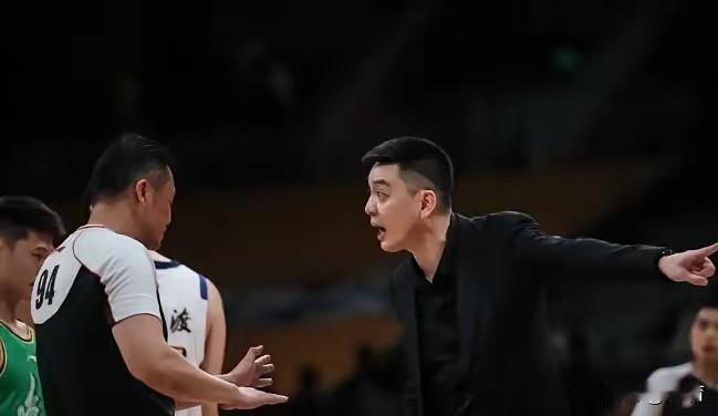 应该没人再说杨鸣吃郭士强的老本了吧！在昨晚的比赛中，杨鸣由于自己接连吃到技术犯规