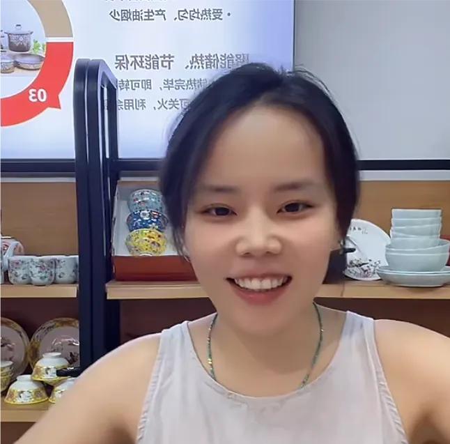 熊磊今天下午继续卖陶瓷，昨天下午流量不小，熊磊都惊讶到了，昨天卖的很多，一时担心