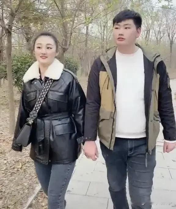 “大衣哥”朱之文公开儿子离婚原因！6月19日，据媒体报道，大衣哥在接受采访时，