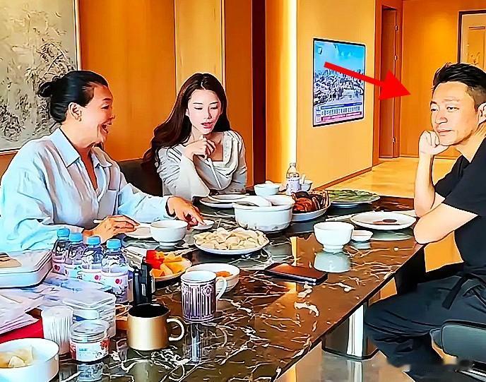 隔着屏幕都能感觉到那股子尴尬劲儿。冬至这天，张兰大包小裹提着醉蟹饺子冲到儿子