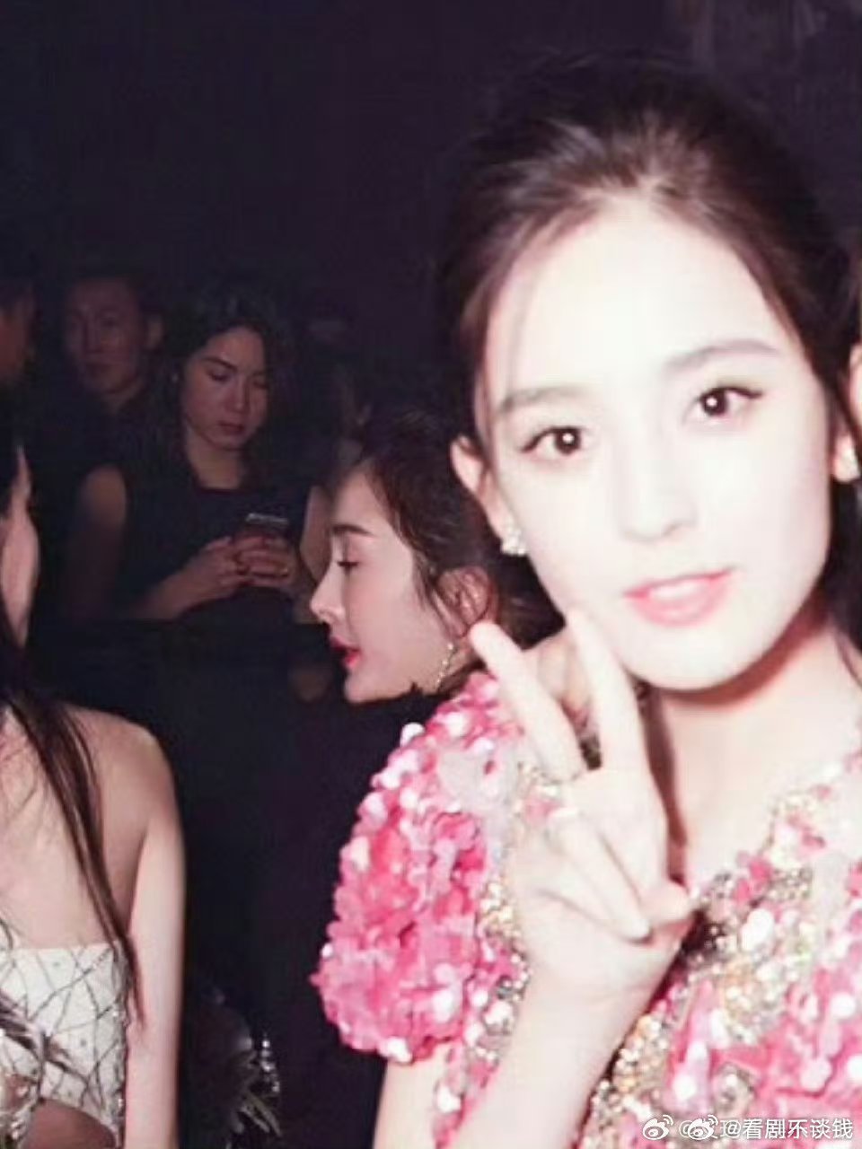 娜扎把杨幂编辑掉了娜扎发的图片背景有杨幂侧脸，随后马上修改剪切掉了​​​