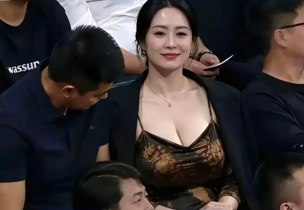 万能的网友，我看上她了，怎么办？白，是真白！谁有这美女联系方式？给五条华子！