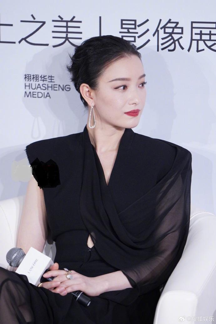 最近倪妮在上海出席时尚活动的时候搭配了一身黑色的衣服，看上去特别的时尚，也很有吸