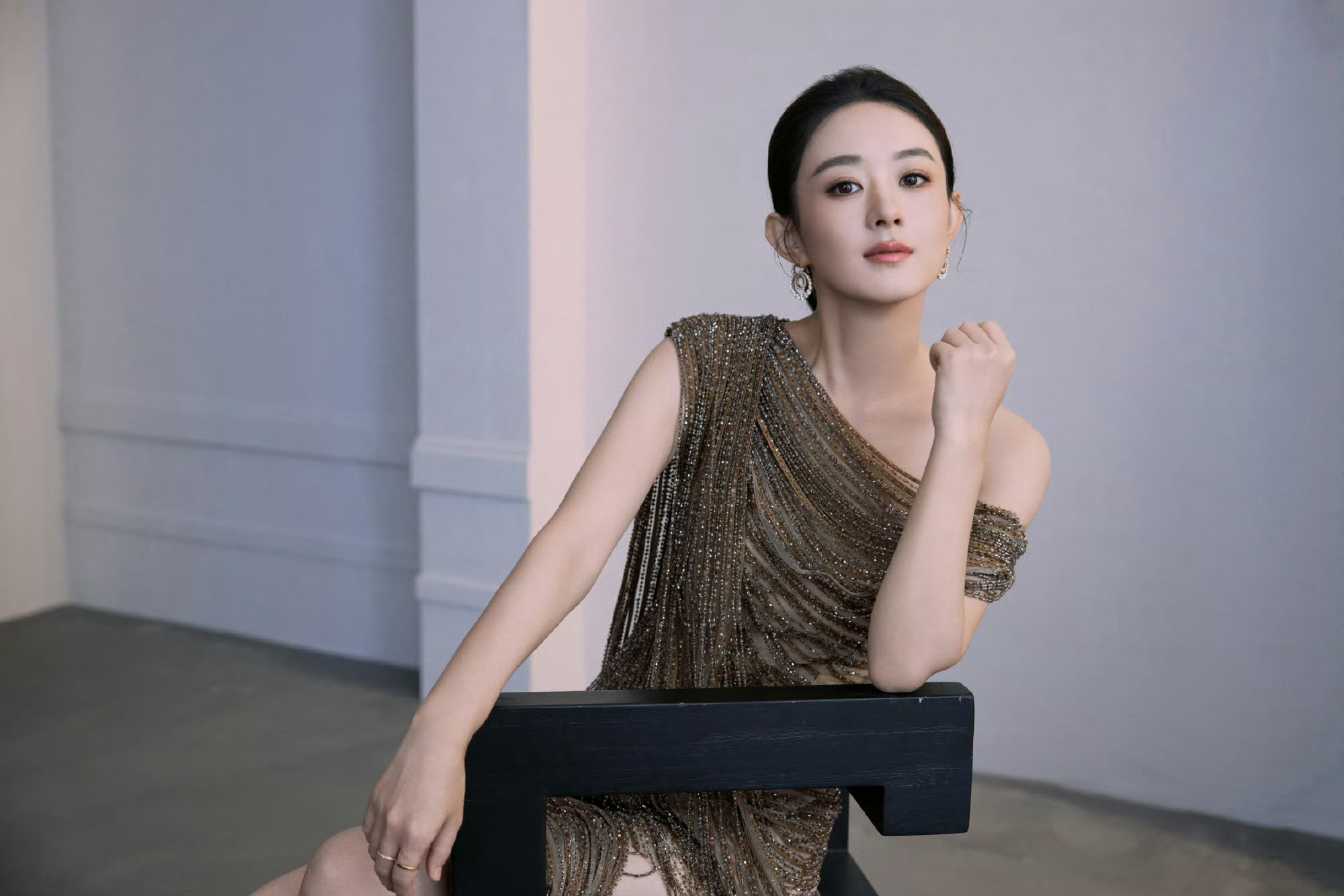 这身金沙裙简直是仙女下凡！赵丽颖的气质和裙子完美融合，美到窒息！​​​