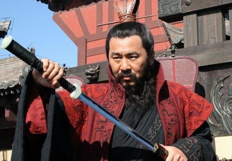 215年，曹操在宴会上看见了儿媳的穿衣打扮，心里泛起了一丝波澜，本想着忍一忍，