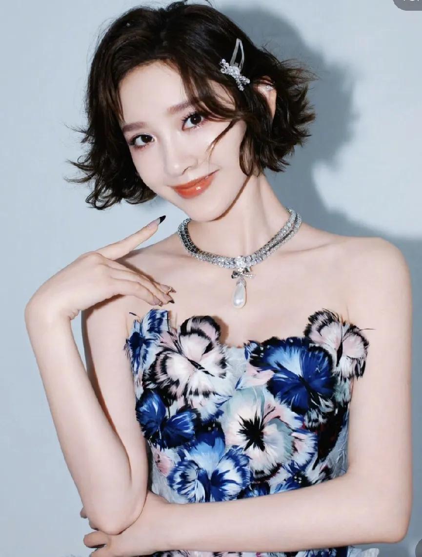 网友说:“也不知道造型师怎么想的，明明唐艺昕彩排时的发型，扎点丸子头青春活力，结