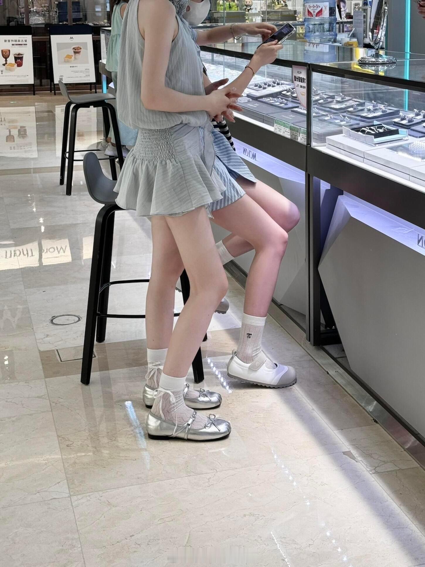 啊啊啊珠宝店看见的！！好明显的对比啊……|||逛街看到的两个漂酿小姐姐，都好瘦好