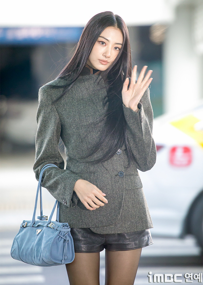 MEOVVGAWON米兰时装周出发机场图身材气质都很优越🖤🩶