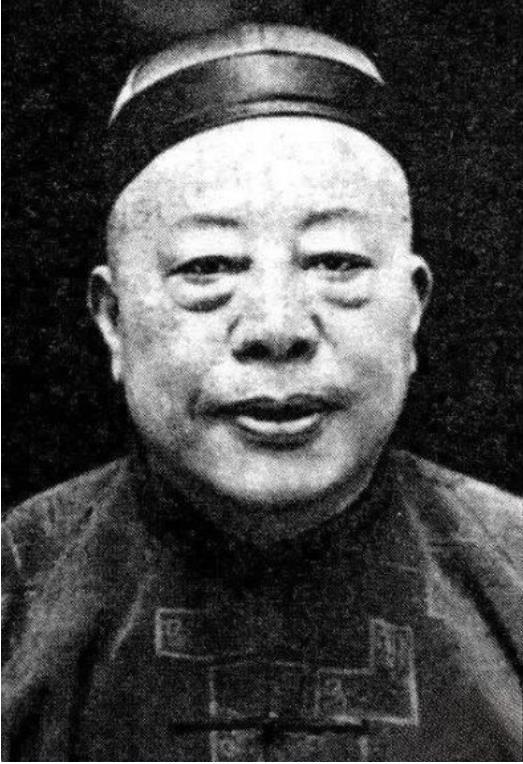 1918年，杜月笙接连娶了两个15、6岁的新夫人，看着自己的门徒春风得意，青帮老