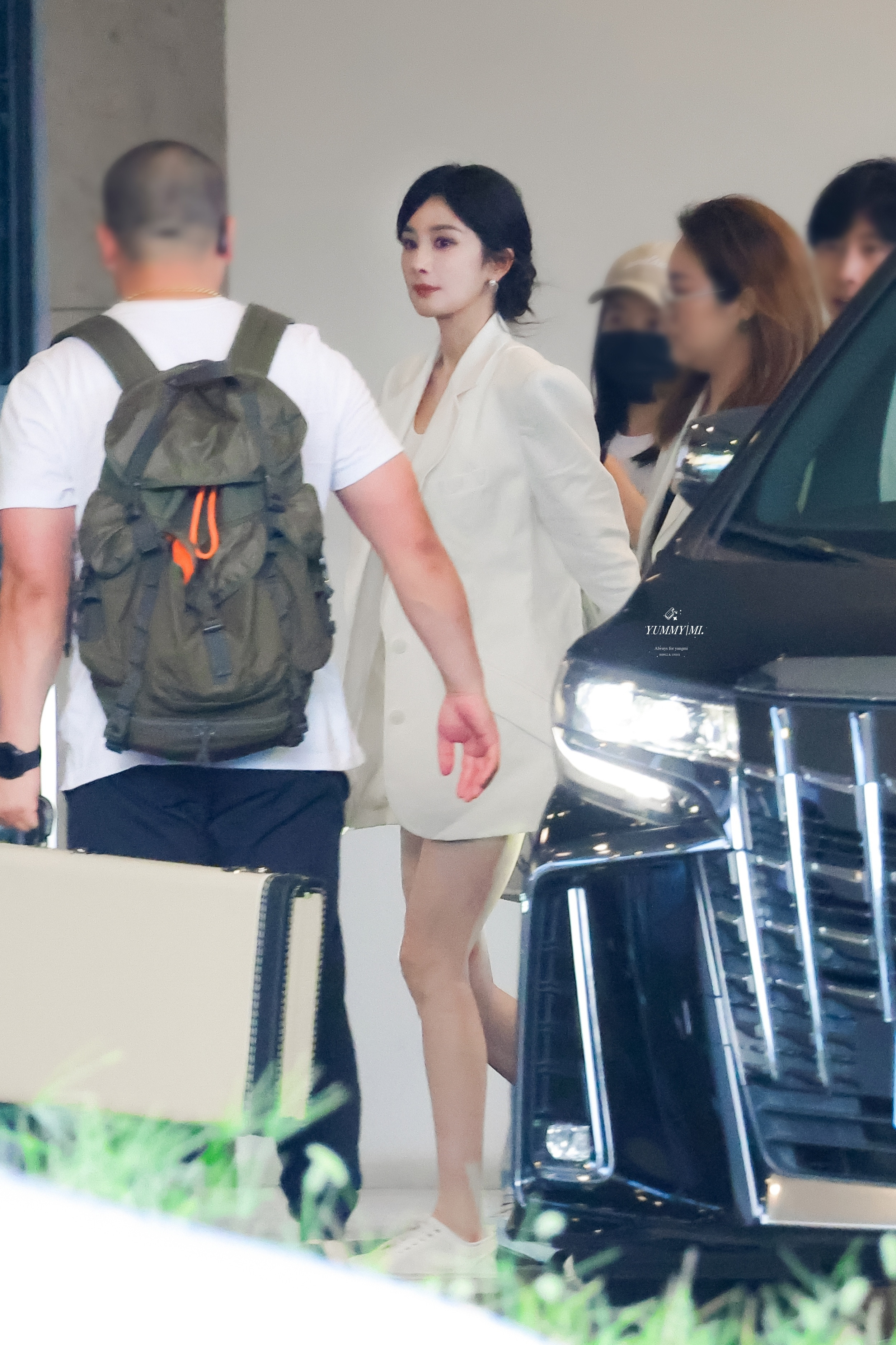 杨幂机场私服，一身白色套装，干练精致优雅大气​​​