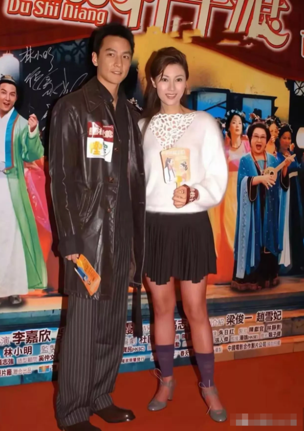 李嘉欣早点为《花魁杜十娘》做宣传的时候，这套搭配有点辣眼睛呀！李嘉欣在2003