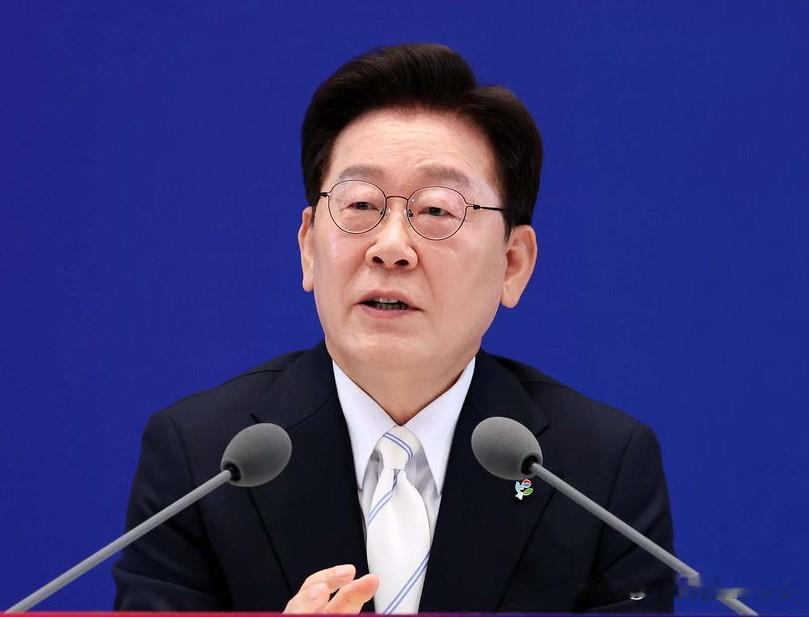 6月8日，韩国总统李在明在就职一周年记者会上，直面此次地方选举的选票短缺风波，直