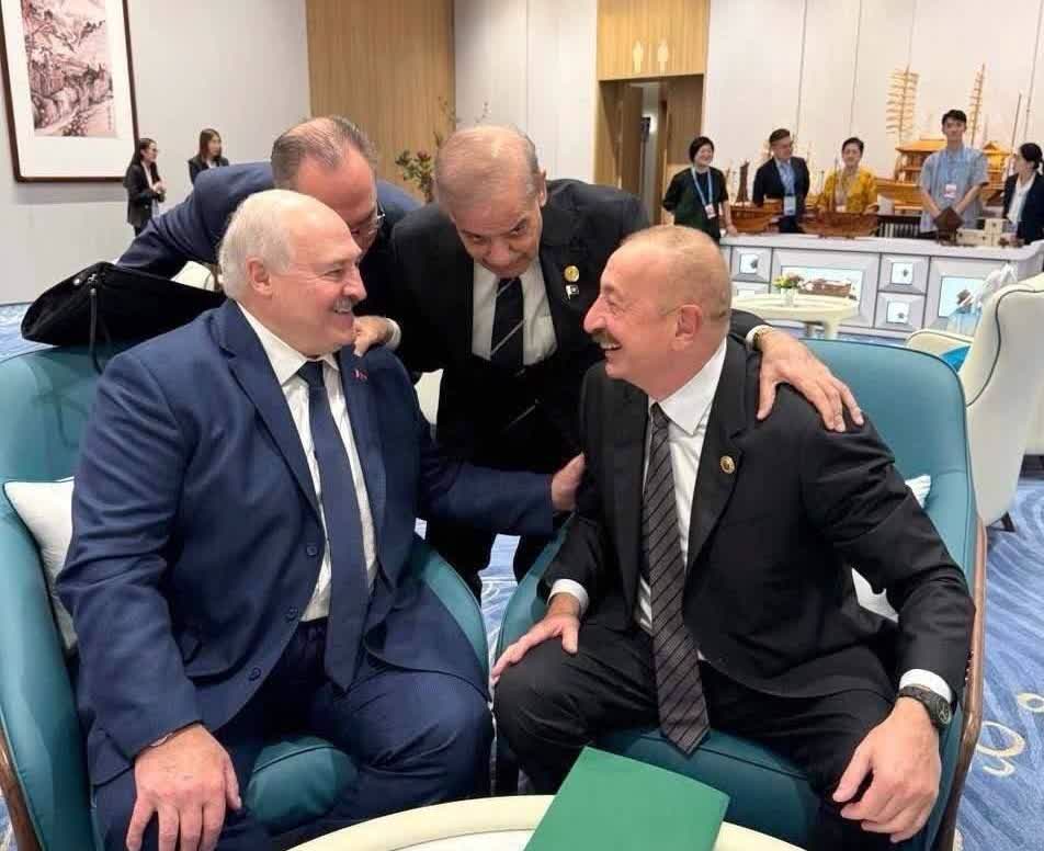 会议间隙白俄罗斯总统卢卡申科和阿塞拜疆总统阿利耶夫交谈，双方都开怀大笑，可以说相
