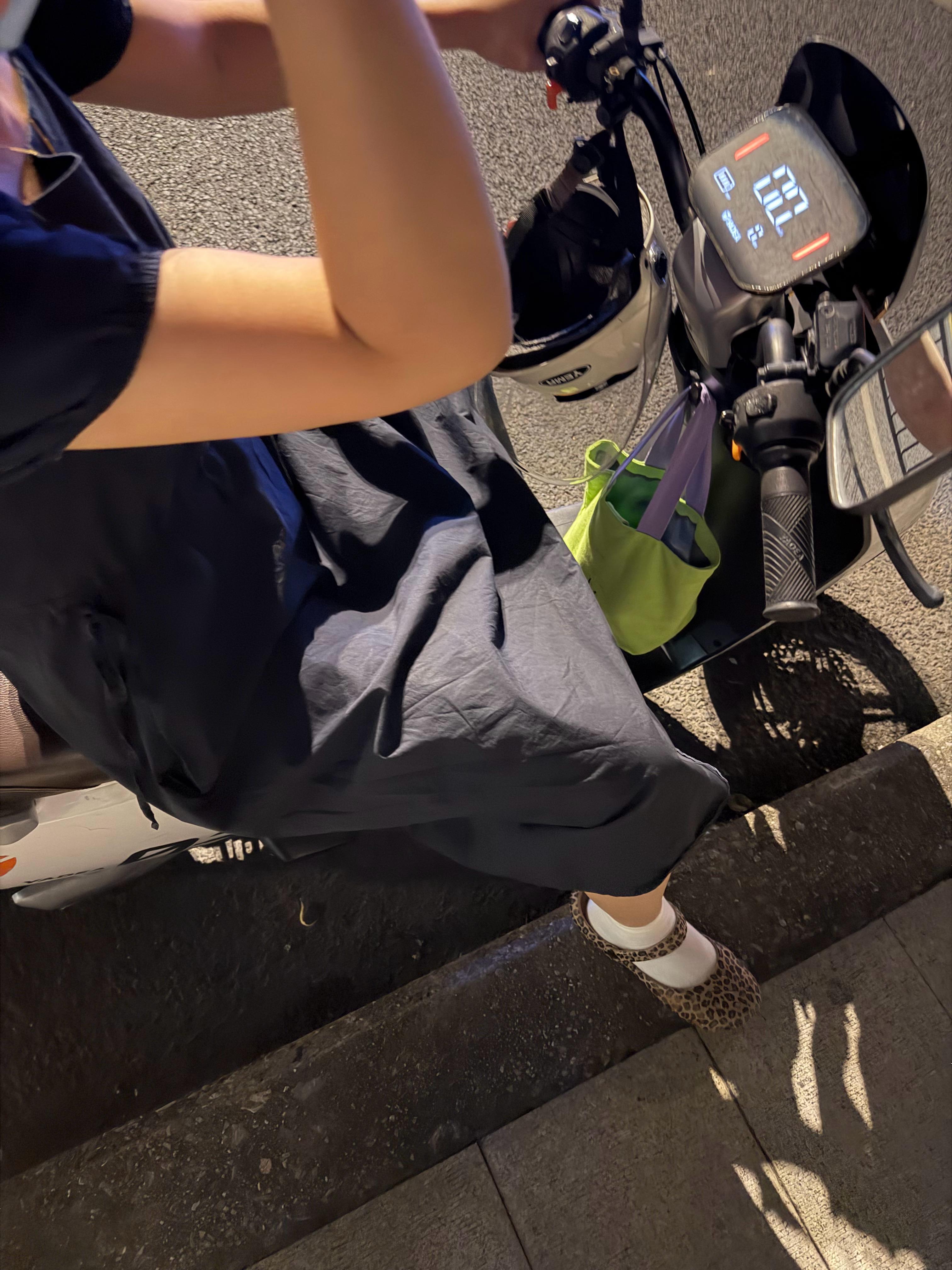 吃完饭出来走走，在我老婆回家的必经之路上，远远的我看到她骑着车来了，她也看见了我