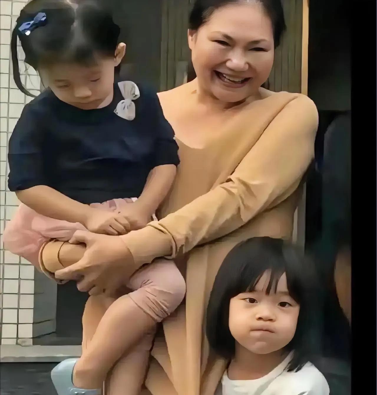 幸好小玥儿及时回到爸爸身边，她这样温和内敛的性格如果长期和小S家的女儿有来往，总