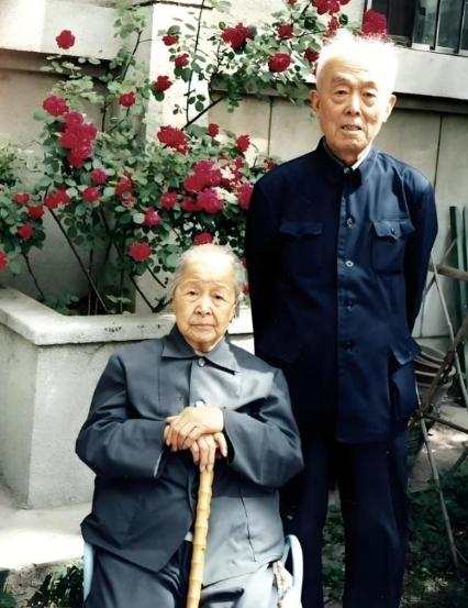 1964年，北大教授季羡林听说妻子彭德华要来北京，连夜把家里的大床换成了单人床，