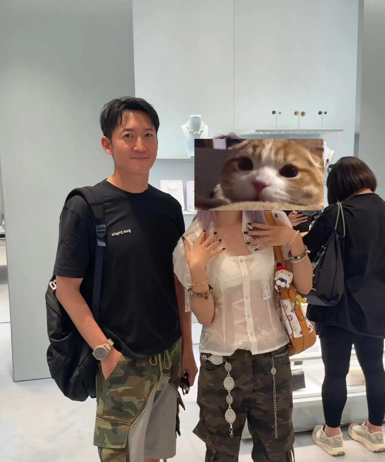 米兰逛街偶遇陈星旭王阳！两人这是一起去逛街的吗，网友还与王阳拍了合影，47岁状态