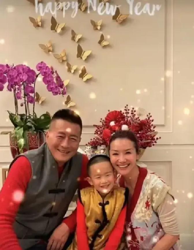 女儿毕业那天，前夫也来了江珊没躲，高曙光没逃，俩人并肩坐在礼堂第三排。十年