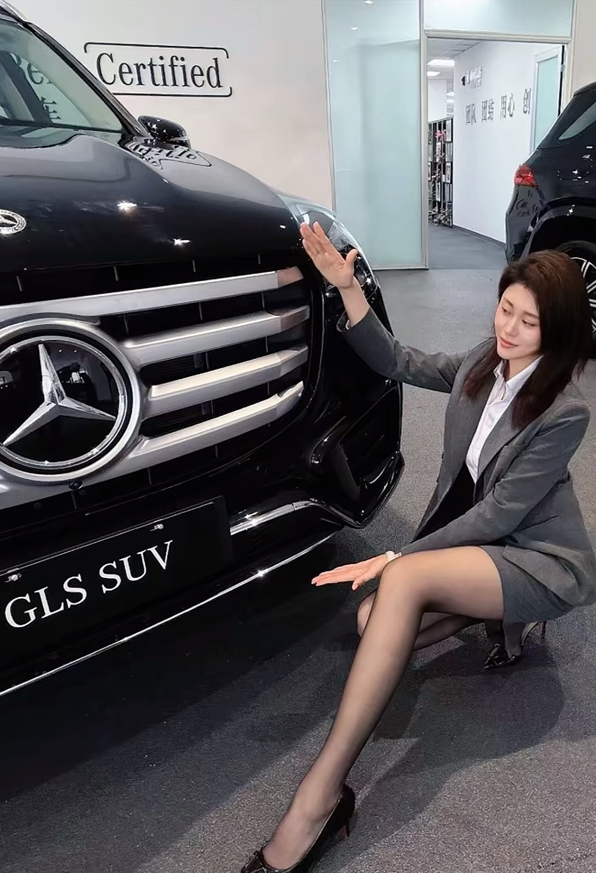 奔驰车标越来越大