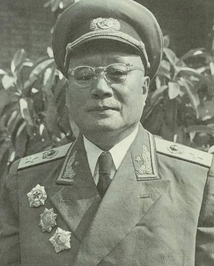 刘伯承元帅曾跟一帮高级将领唠叨过：“没有毛主席的调度，你们以为能打出什么战绩？”