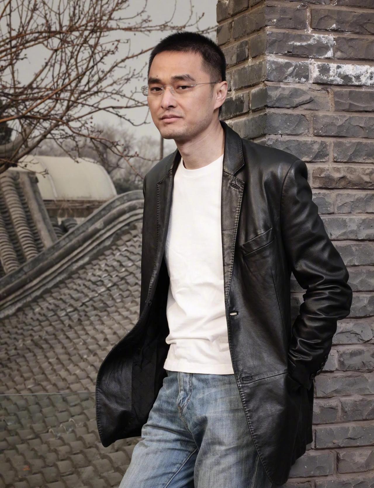 冯唐说:“人绝对不能孝顺，你可以顺着天，也不能顺着你爹妈。”主持人好奇:“这是为