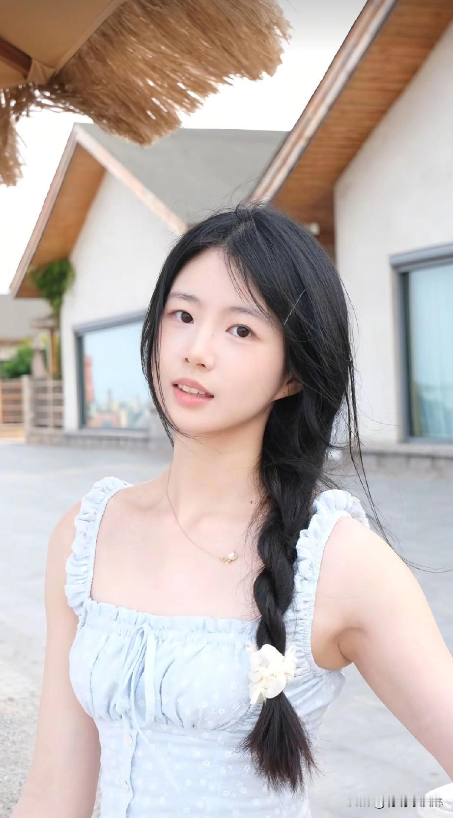 夏日清新少女，浅蓝色连衣裙，阳光下的甜美瞬间