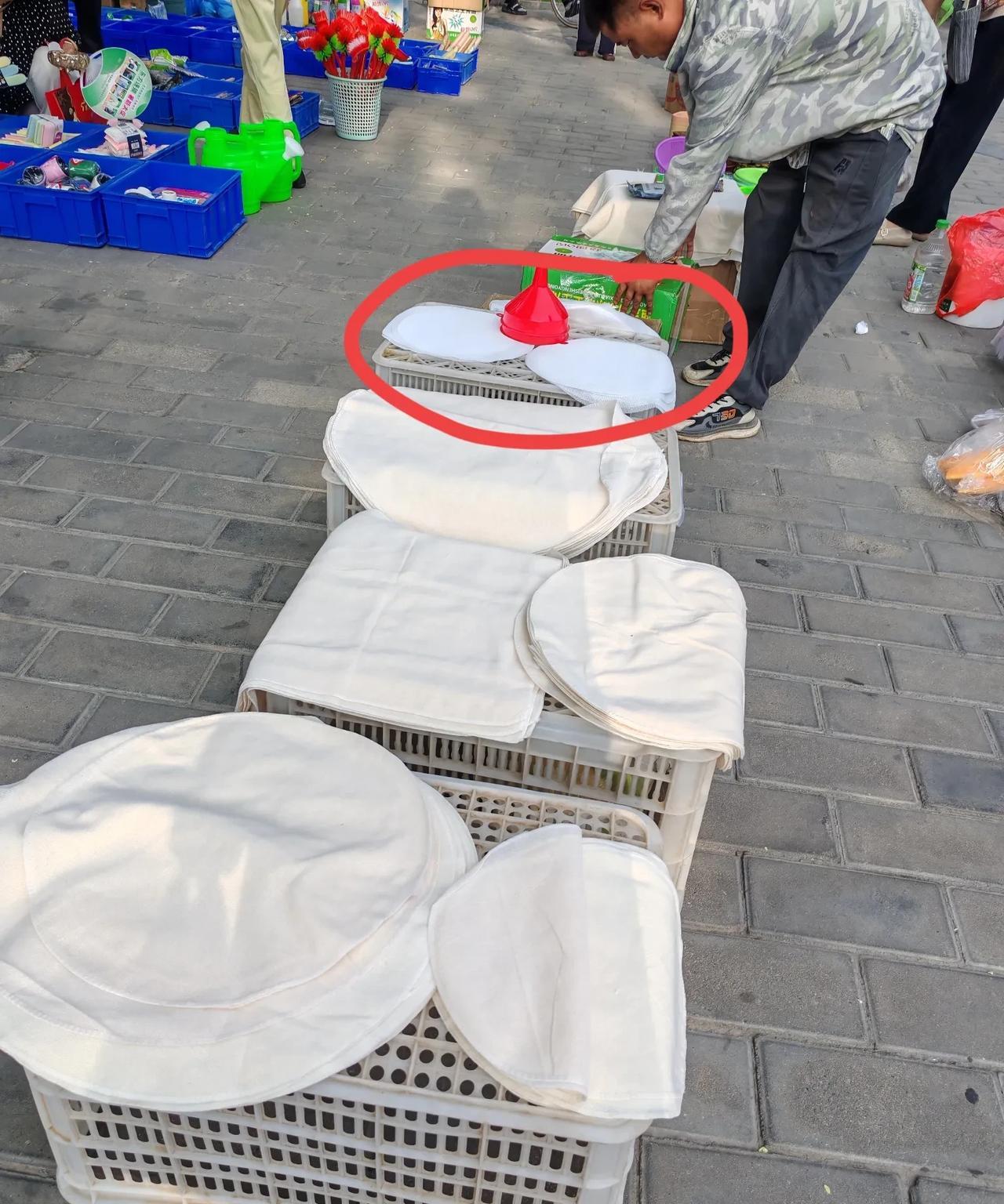 警惕这种有毒蒸笼布。8月15日，坐标西安。今天路过，我看到了一个地摊店，大喇叭
