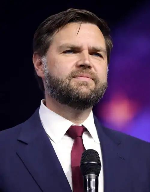 万斯还是有点幽默细胞的白宫发言人莱维特还在休产假，尽管西方人向来没有坐月子的习