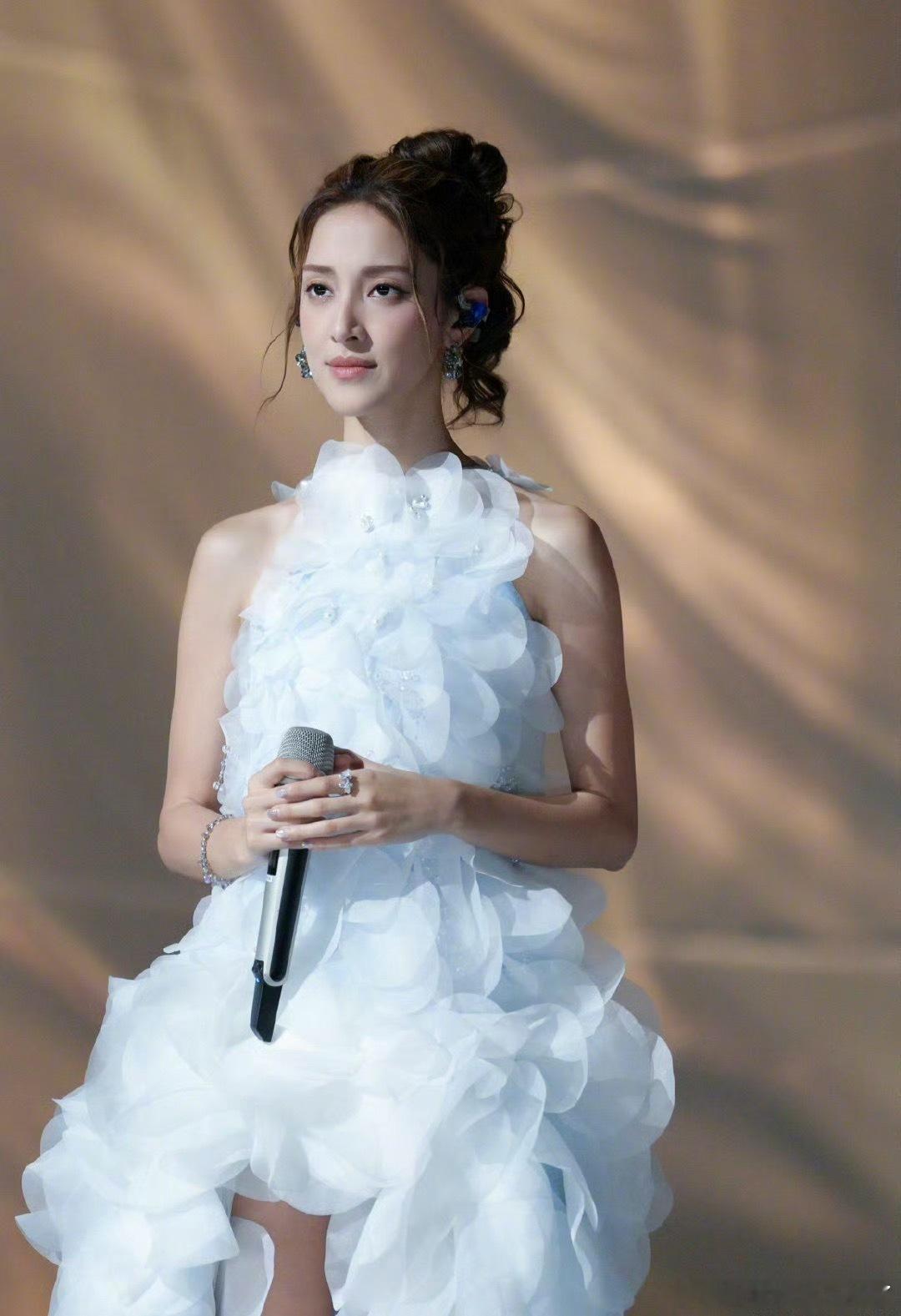 陈凯琳吃了普通话的亏这首《雨爱》简直太好听了，如果姐姐普通话再好一点绝对更加棒！