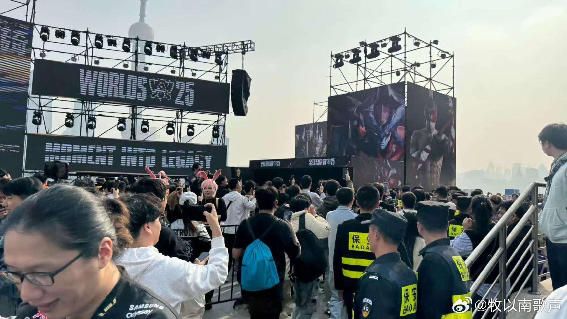 Uzi来s15线下了 上海外滩观赛氛围直接拉满“夯中夯”！Uzi一现身就被观众疯