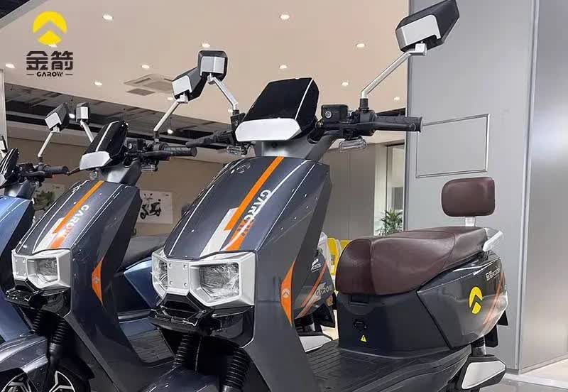 今天去实体店看了金箭凯锐505，前后双碟刹，640mm坐垫，40mm踏板空间，还