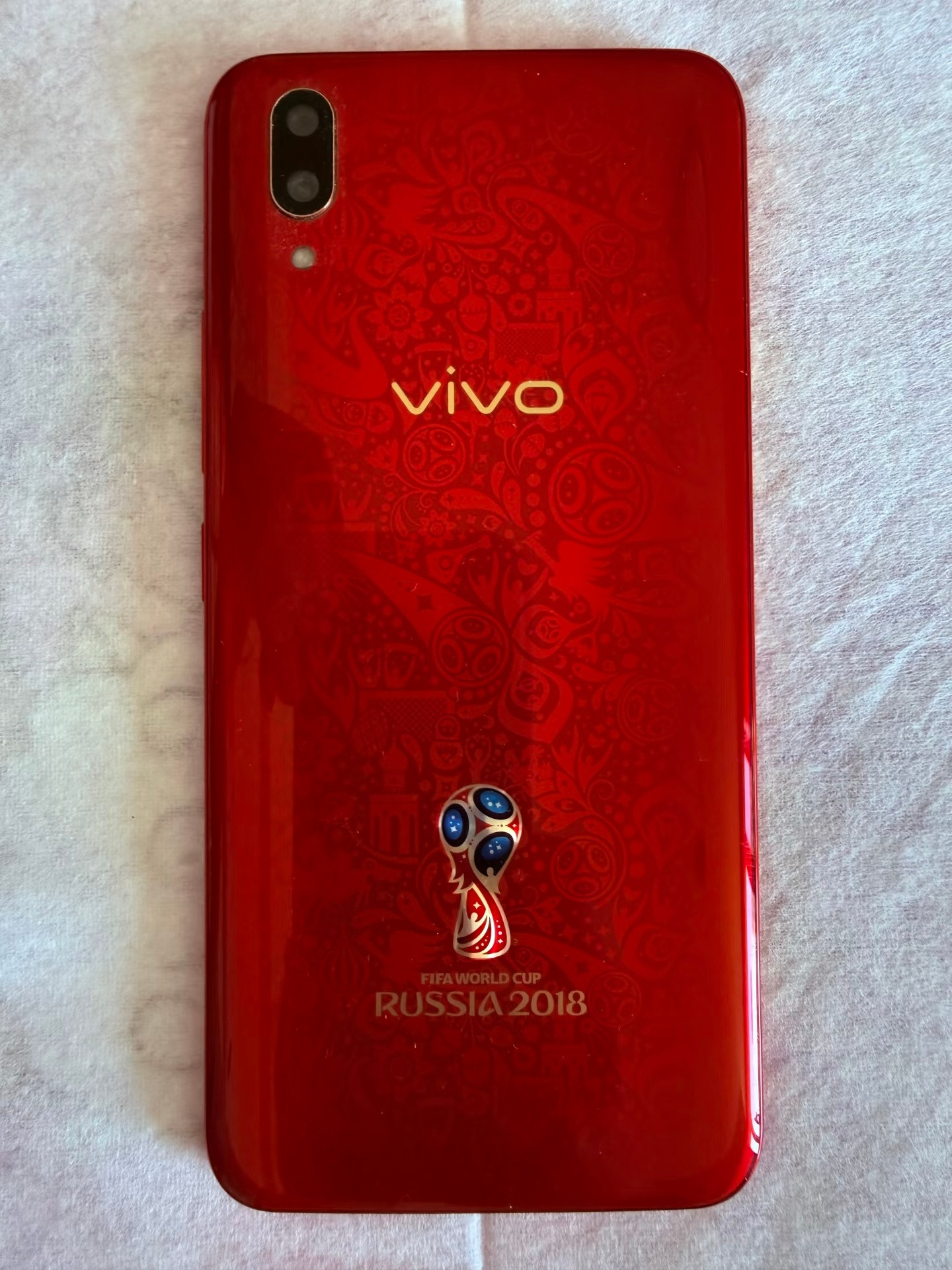 这真是上古神机了，别说，还真有印象，vivoX21的世界杯联名款。现如今，vi