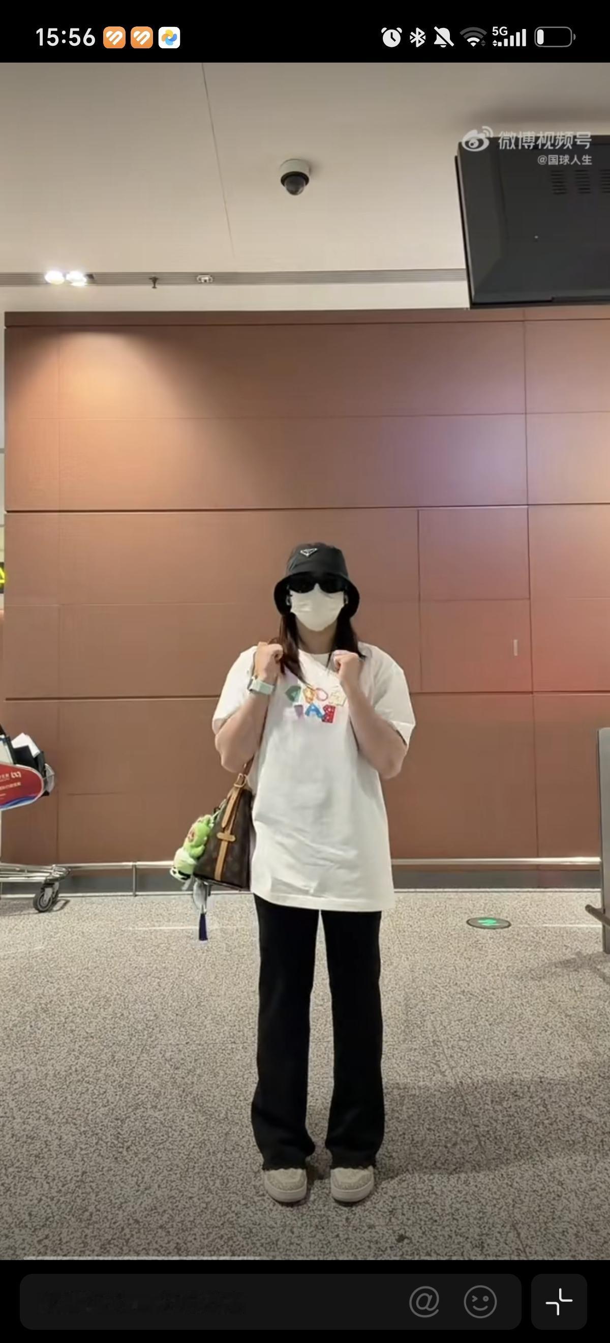 全红婵结束四川之行回家了,心情不错在机场跳手势舞。看着很开心很有活力，说明和黄子